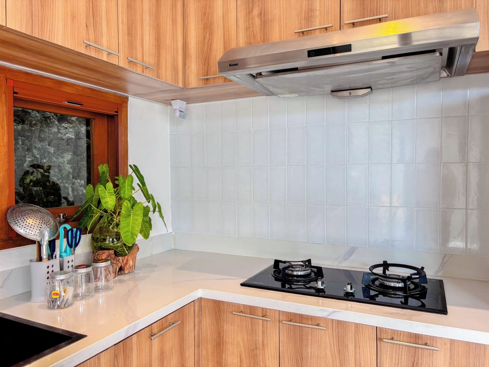 Full-size fridge, microwave, cookware/dishes/utensils