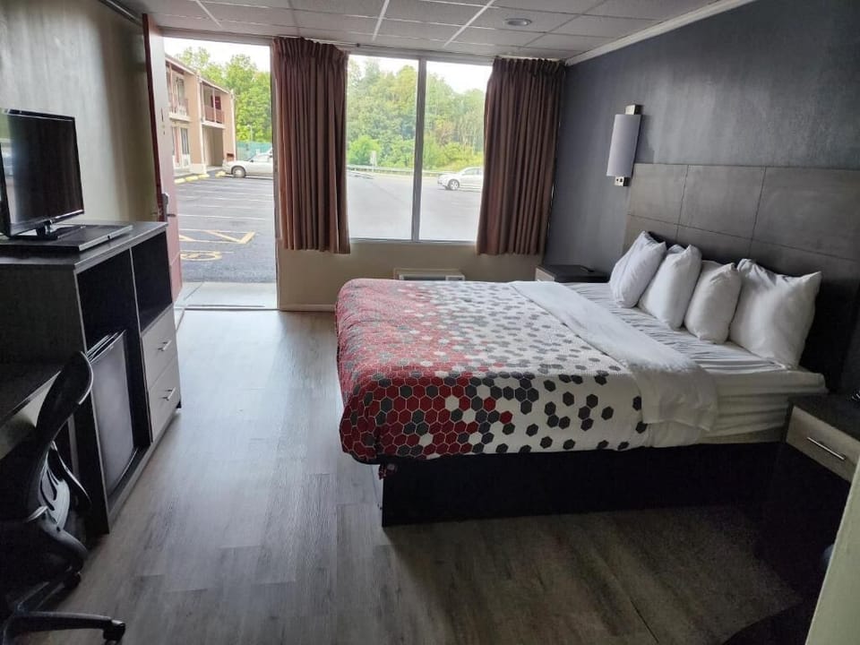 Classic Double Room | Desk, laptop workspace, blackout drapes, iron/ironing board