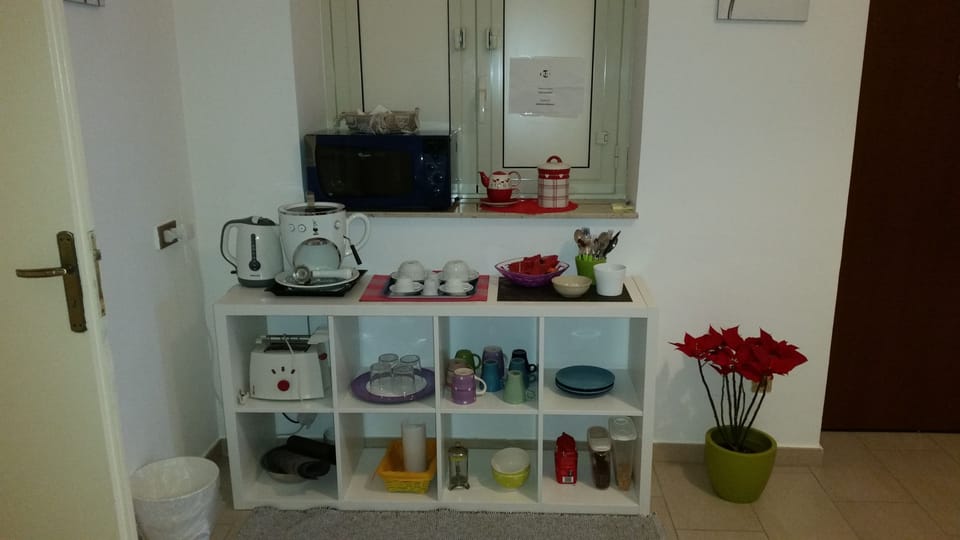 House, 2 Bedrooms, Refrigerator, City View | Living room | Flat-screen TV