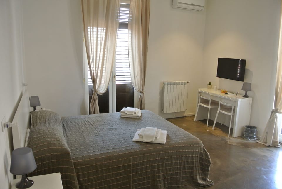 Suite, Balcony | Down comforters, soundproofing, free WiFi, bed sheets