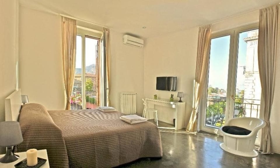 Suite, Balcony | Down comforters, soundproofing, free WiFi, bed sheets