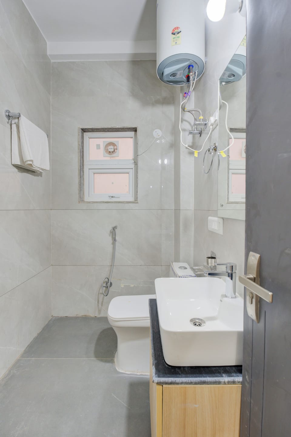 Family Apartment, City View | Bathroom | Shower, free toiletries, hair dryer, towels