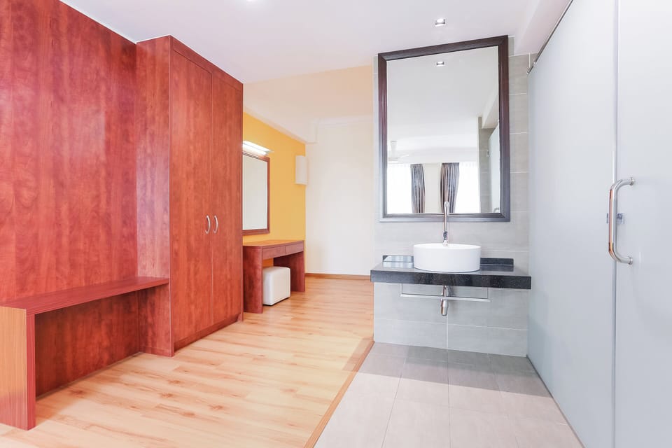 Premium Double Room, 1 King Bed | Bathroom | Shower, bidet, towels, soap