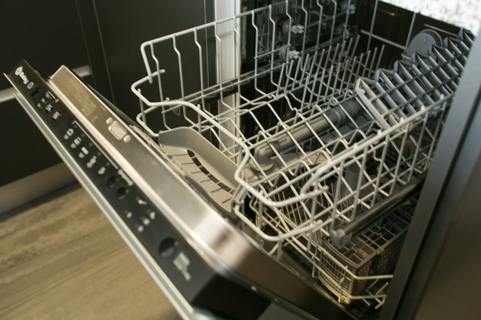 Full-size fridge, microwave, stovetop, dishwasher