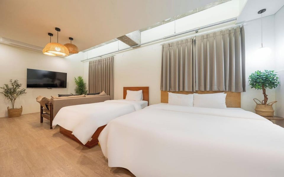Deluxe Twin Room | Desk, WiFi (free), bed sheets