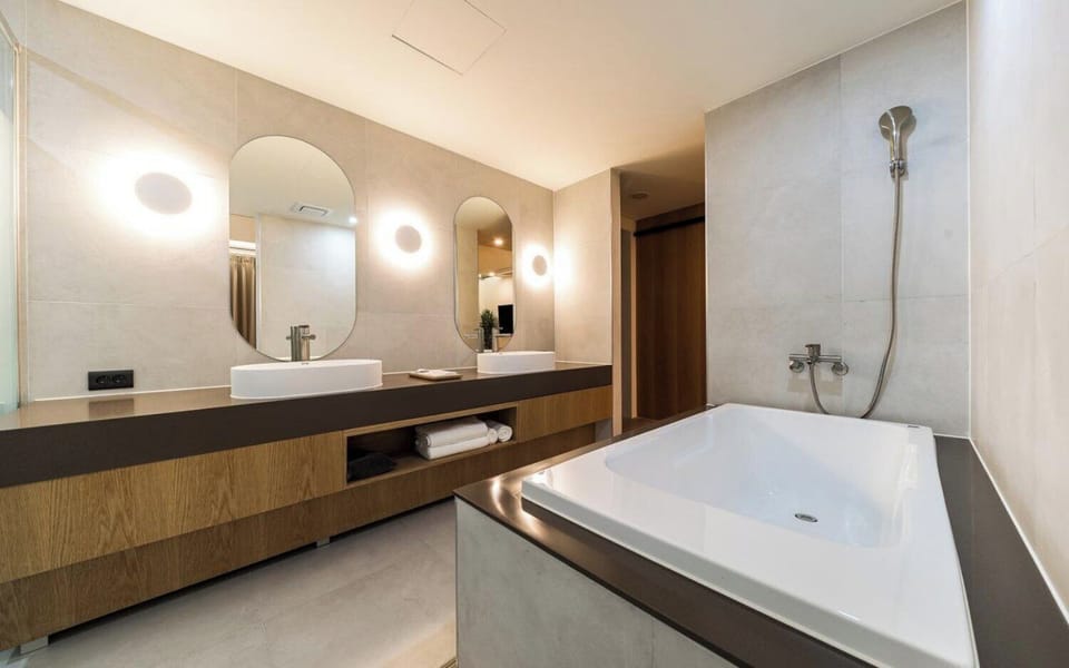 Deluxe Twin Room | Bathroom | Free toiletries, hair dryer, towels, soap