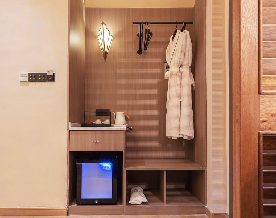 Classic Double Room | Desk, laptop workspace, blackout drapes, soundproofing
