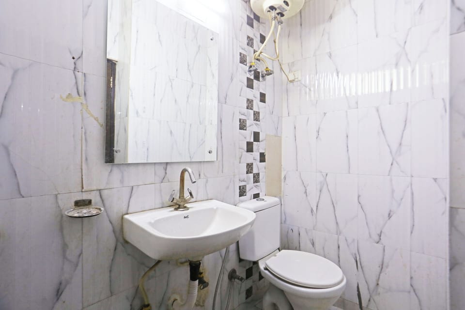 Deluxe Double or Twin Room, Balcony, City View | Bathroom | Shower, free toiletries, towels, soap