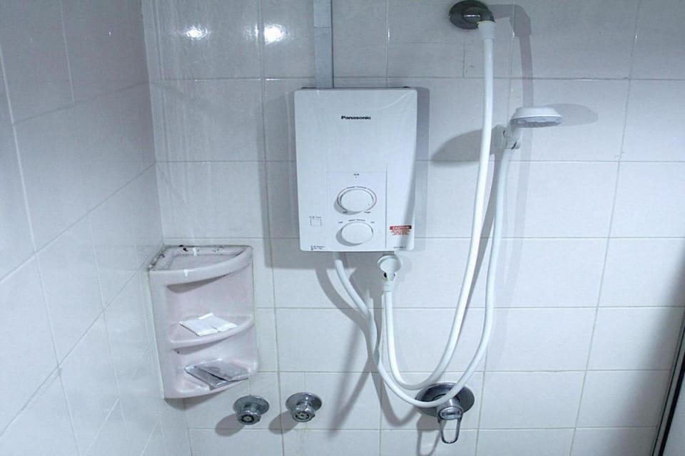 Standard Double Room, 1 King Bed | Bathroom | Shower, free toiletries, bidet, towels