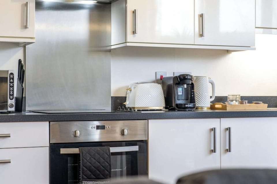 Fridge, microwave, oven, stovetop