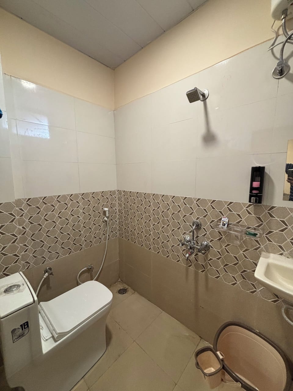 Deluxe Double Room | Bathroom | Shower, free toiletries, towels, soap