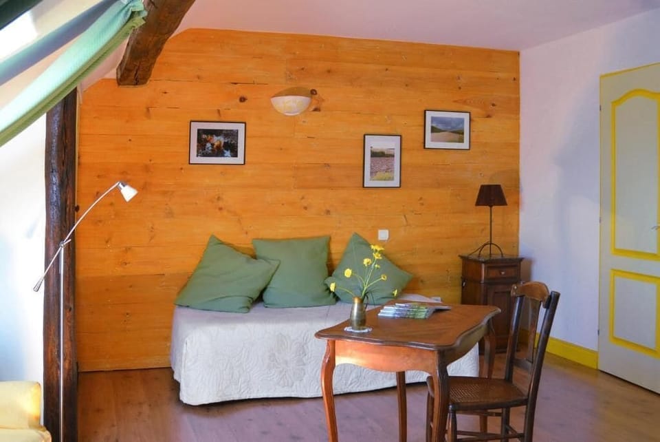 Standard Triple Room | Living area