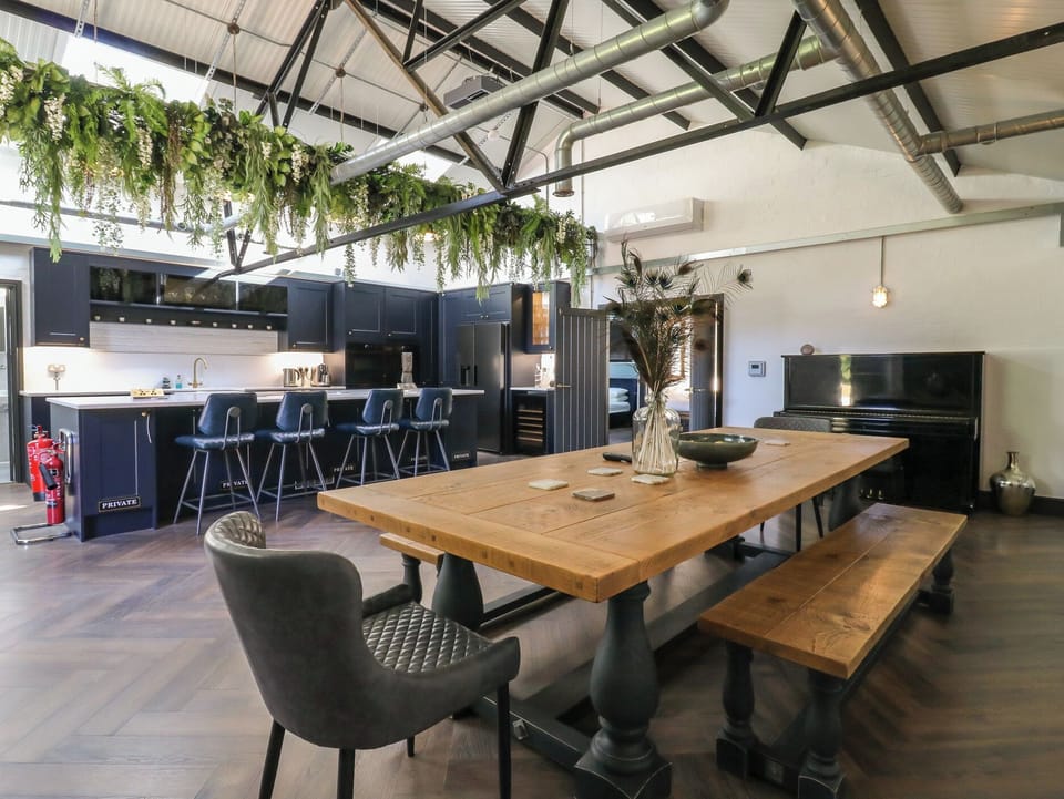 Cottage | Dining
