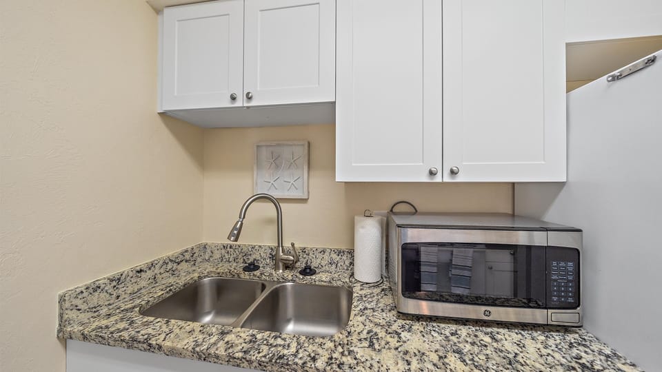 Condo, 1 Bedroom | Private kitchen | Fridge, oven, coffee/tea maker, toaster