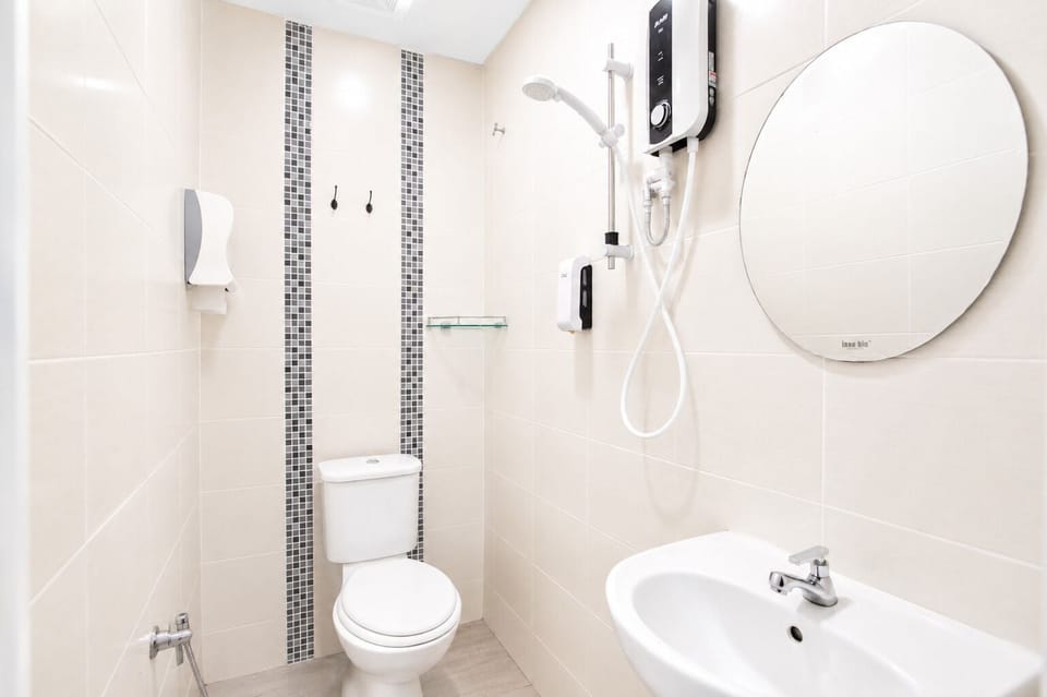 Family Quadruple Room | Bathroom | Shower, hair dryer, bidet, towels