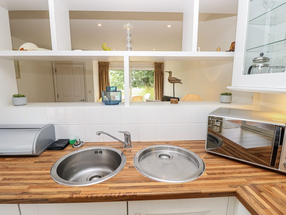 Fridge, microwave, dishwasher, cookware/dishes/utensils