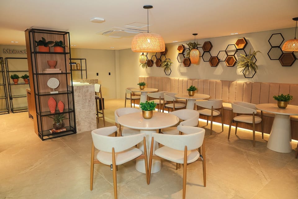 Classic Studio | Dining