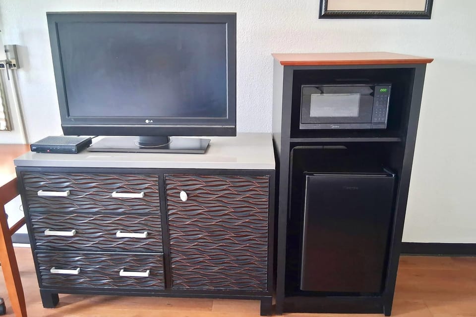 Room, 1 Queen Bed, Non Smoking | Blackout drapes, iron/ironing board, free WiFi, bed sheets