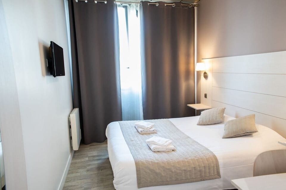 Double Room | Soundproofing, iron/ironing board, free WiFi, bed sheets