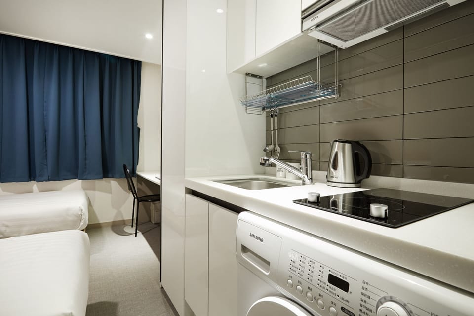 Deluxe Twin Room | Private kitchenette | Fridge, microwave, stovetop, freezer