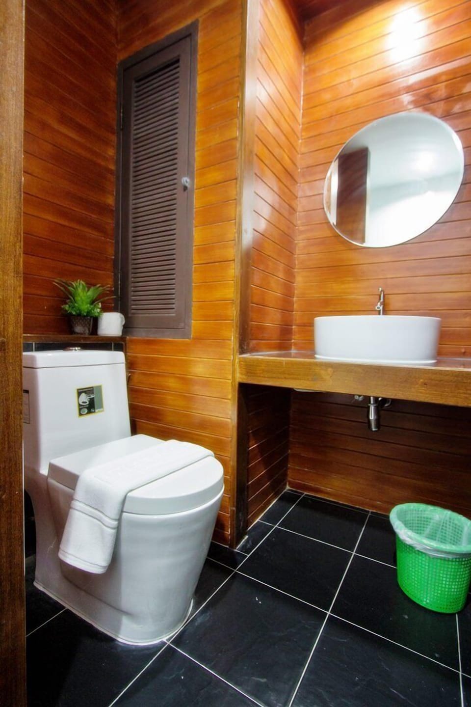 Deluxe Twin Room | Bathroom | Shower, free toiletries, hair dryer (on request), towels