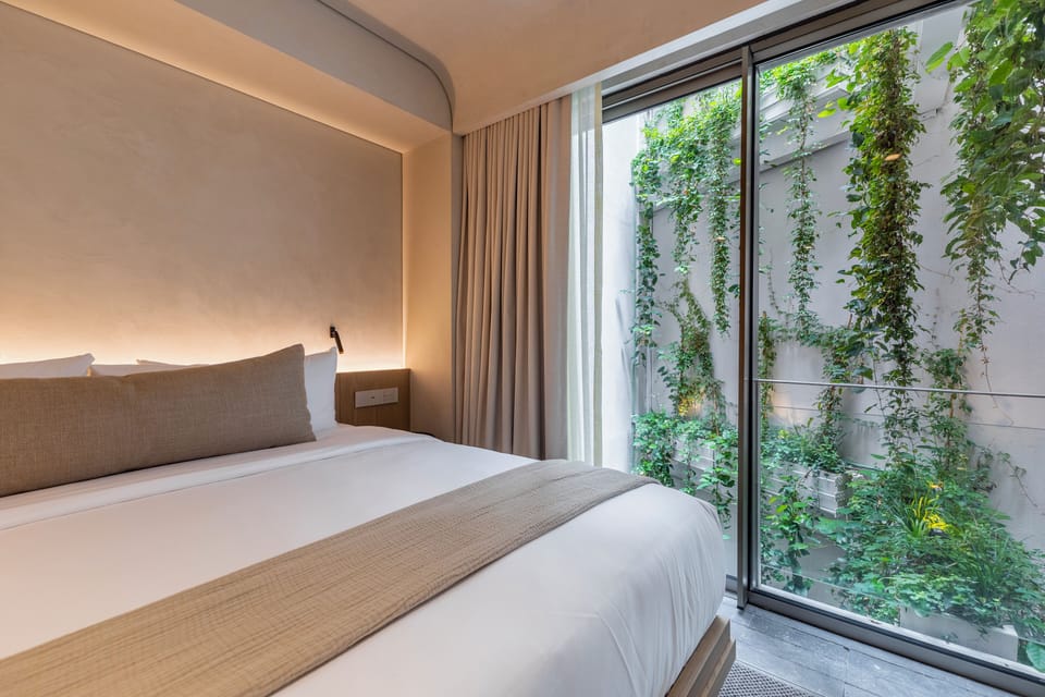 Signature Studio Suite, 1 King Bed | Premium bedding, in-room safe, laptop workspace, iron/ironing board