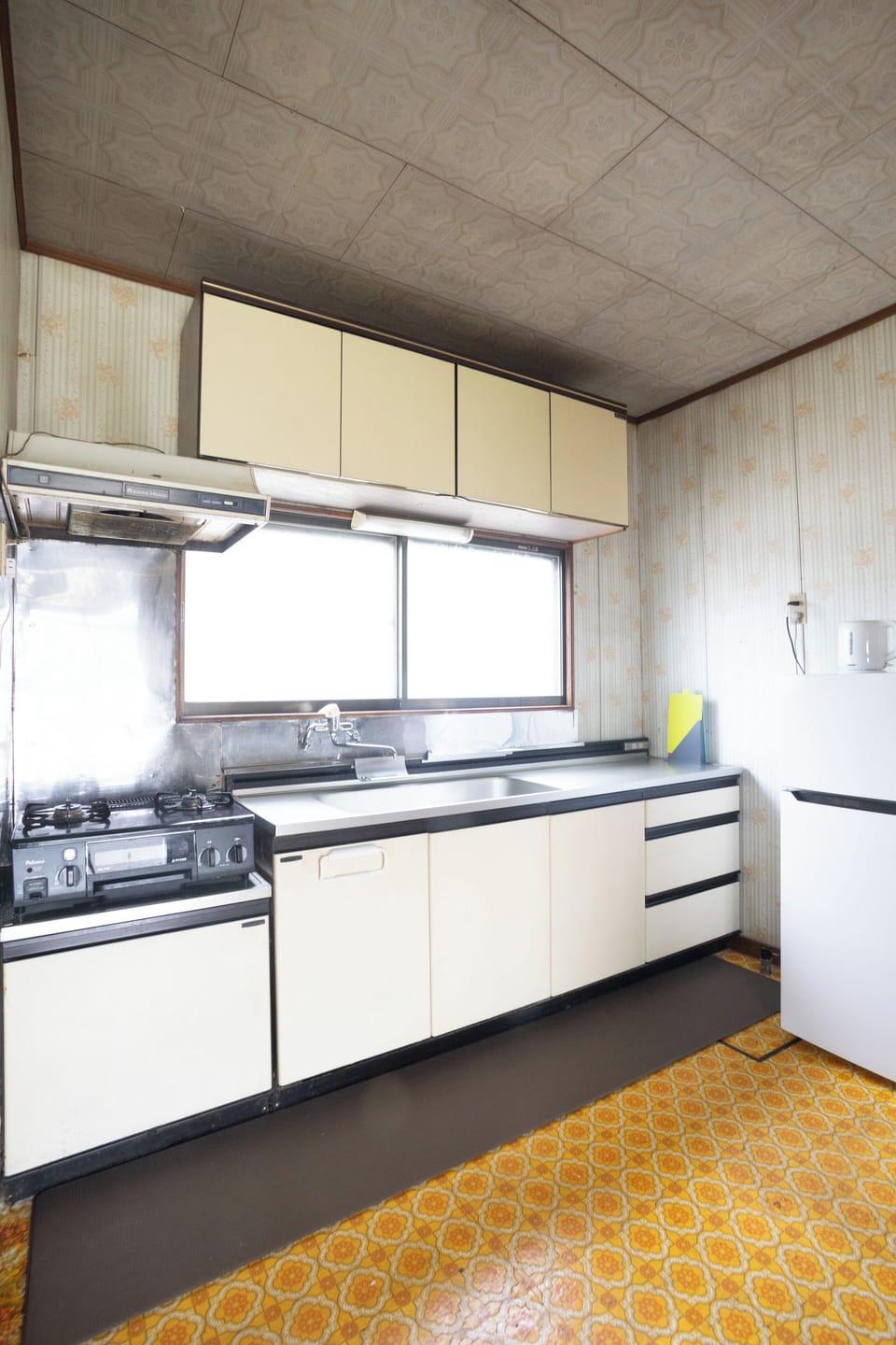 Electric kettle, toaster