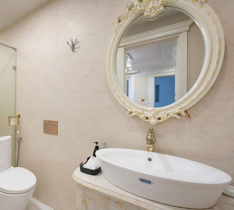 Shower, hair dryer, slippers, bidet