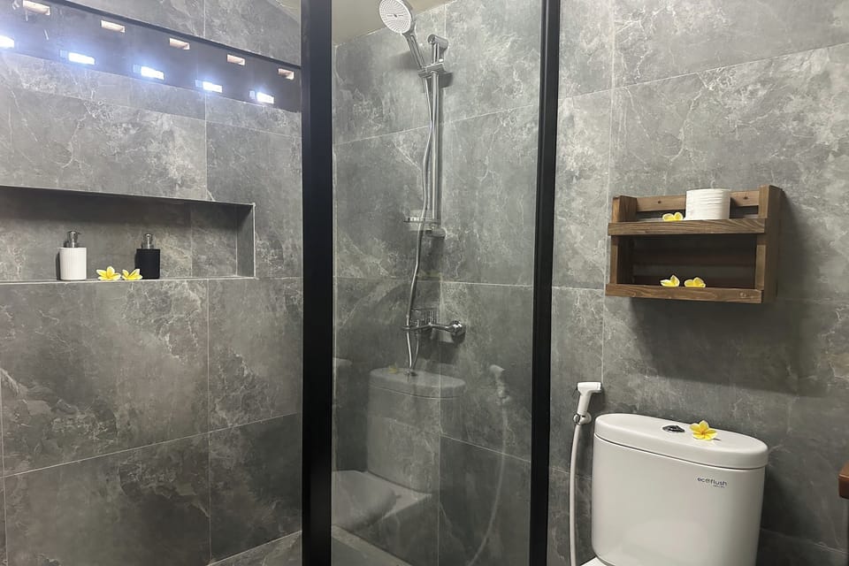 Deluxe Room | Bathroom | Shower, rainfall showerhead, free toiletries, bidet