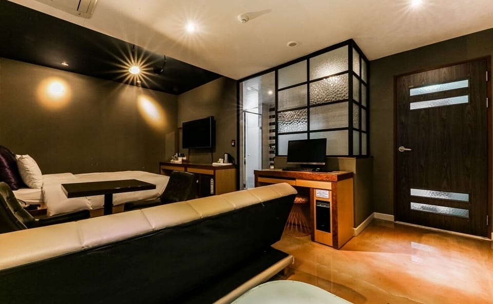 Luxury Suite | Desk, laptop workspace, free WiFi