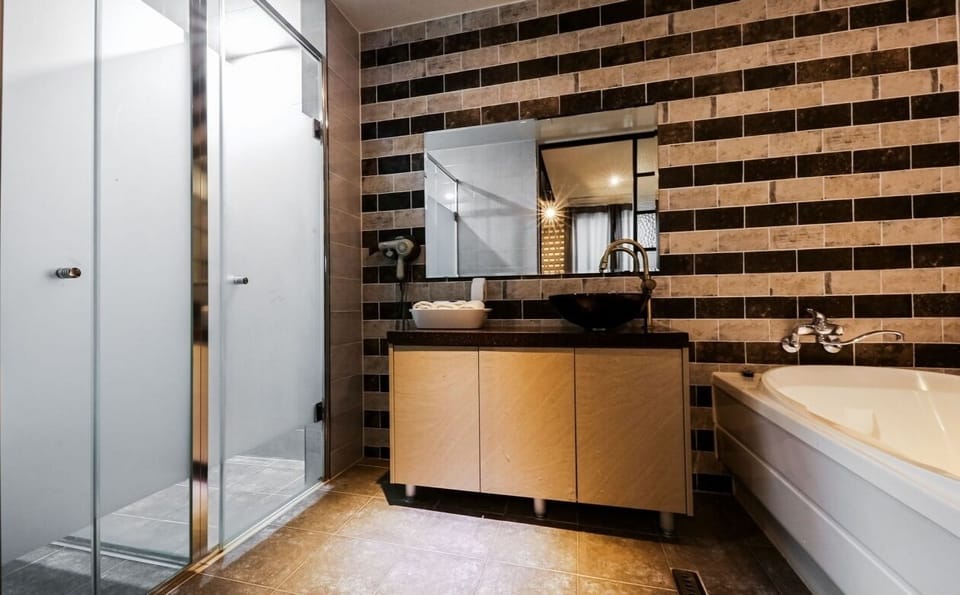 Luxury Suite | Desk, laptop workspace, free WiFi