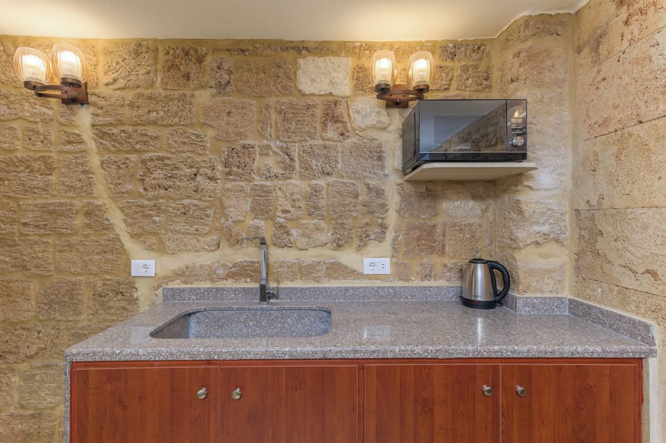 102 | Private kitchenette | Mini-fridge, stovetop, electric kettle, cookware/dishes/utensils
