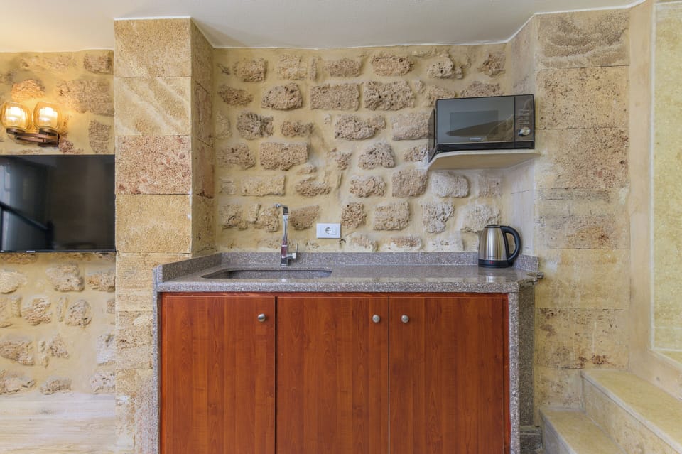 104 | Private kitchenette | Mini-fridge, stovetop, electric kettle, cookware/dishes/utensils