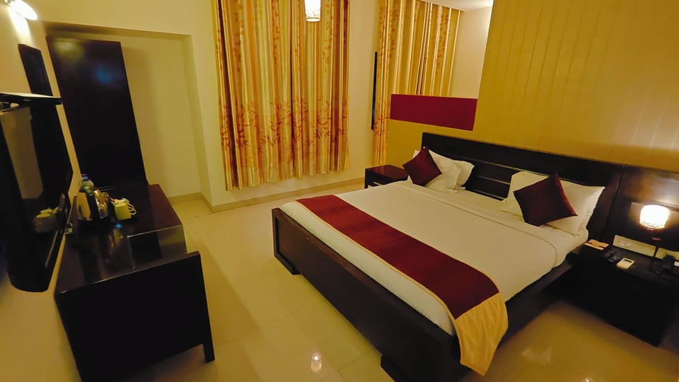 Executive Studio, City View | Desk, laptop workspace, WiFi (free)