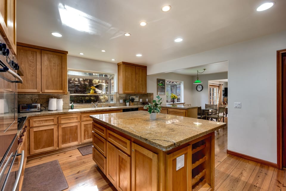 House, 5 Bedrooms | Private kitchen | Fridge, oven, coffee/tea maker, toaster