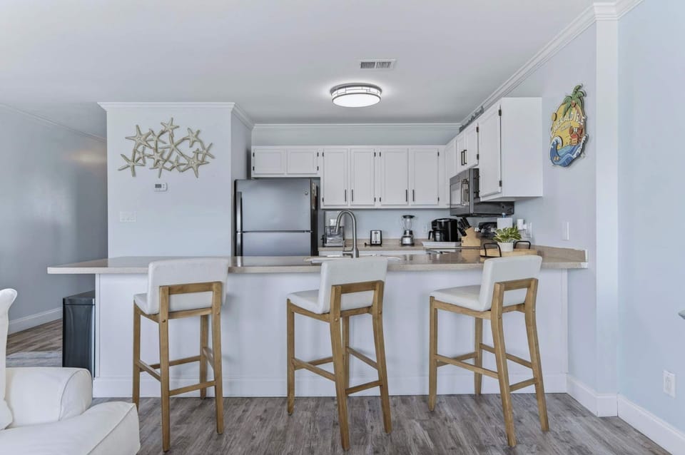 Condo, 1 Queen Bed with Sofa bed, Balcony, Garden View (Emerald Isle Escape) | Interior
