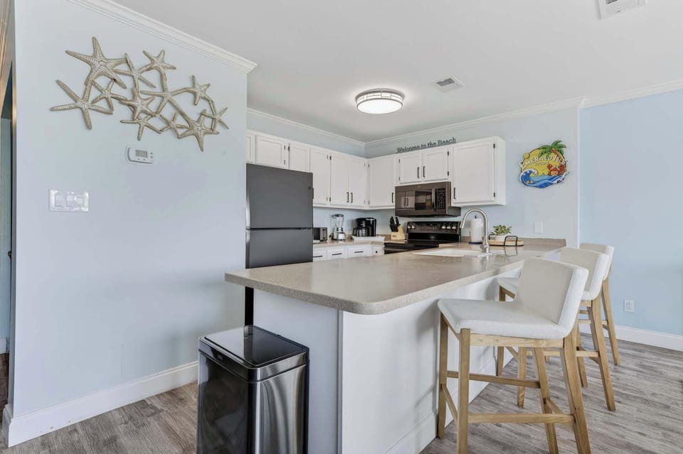 Condo, 1 Queen Bed with Sofa bed, Balcony, Garden View (Emerald Isle Escape) | Private kitchen | Fridge, microwave, oven, stovetop