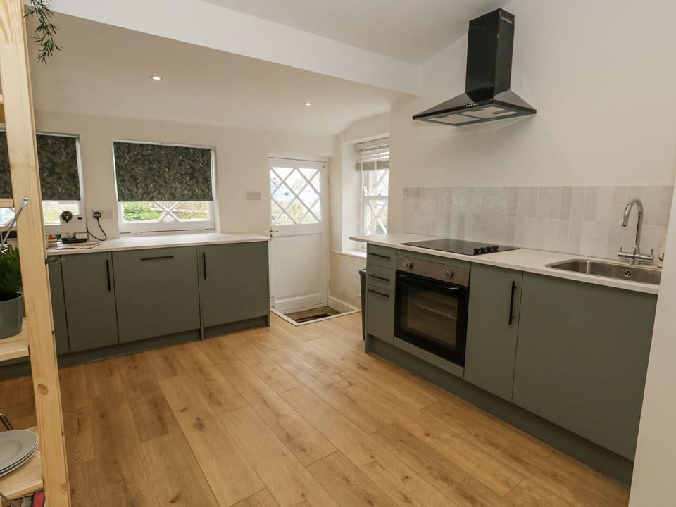 Fridge, microwave, dishwasher, cookware/dishes/utensils
