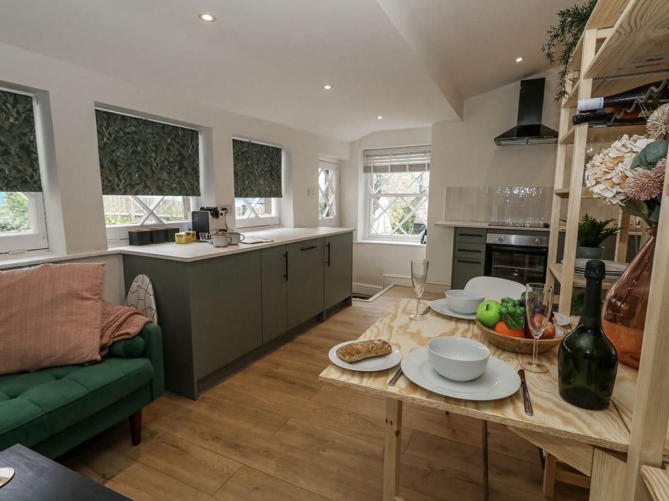 Fridge, microwave, dishwasher, cookware/dishes/utensils