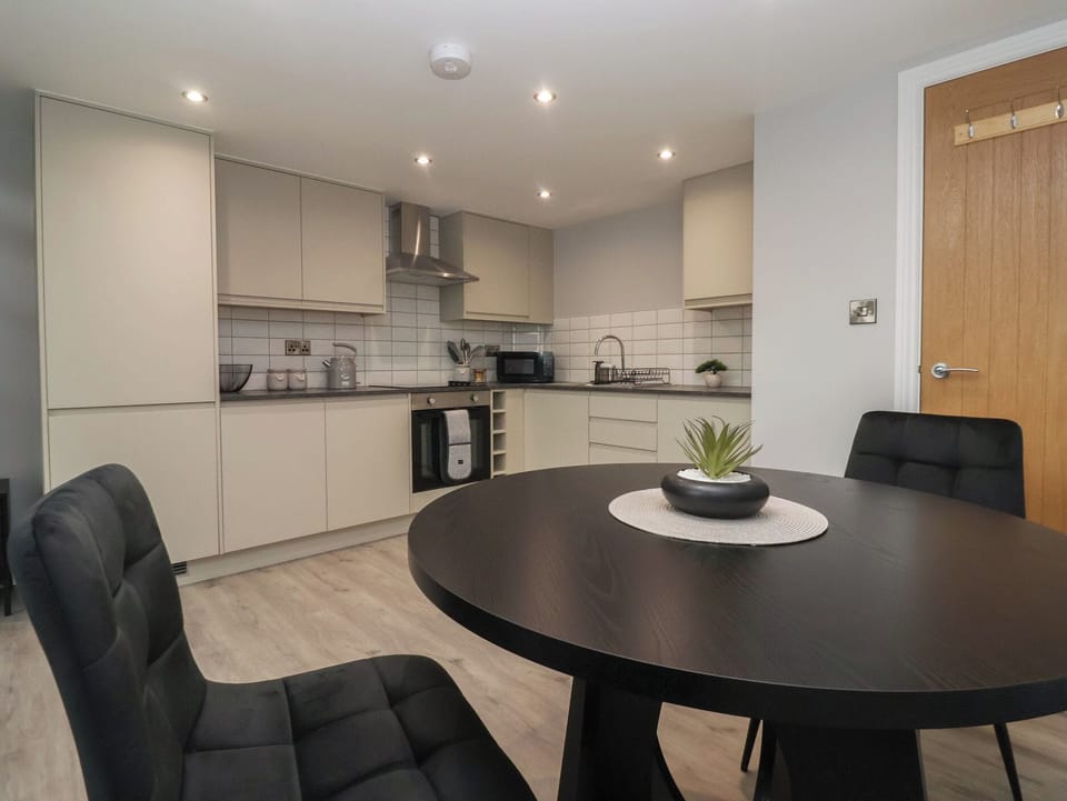 Cottage | Dining