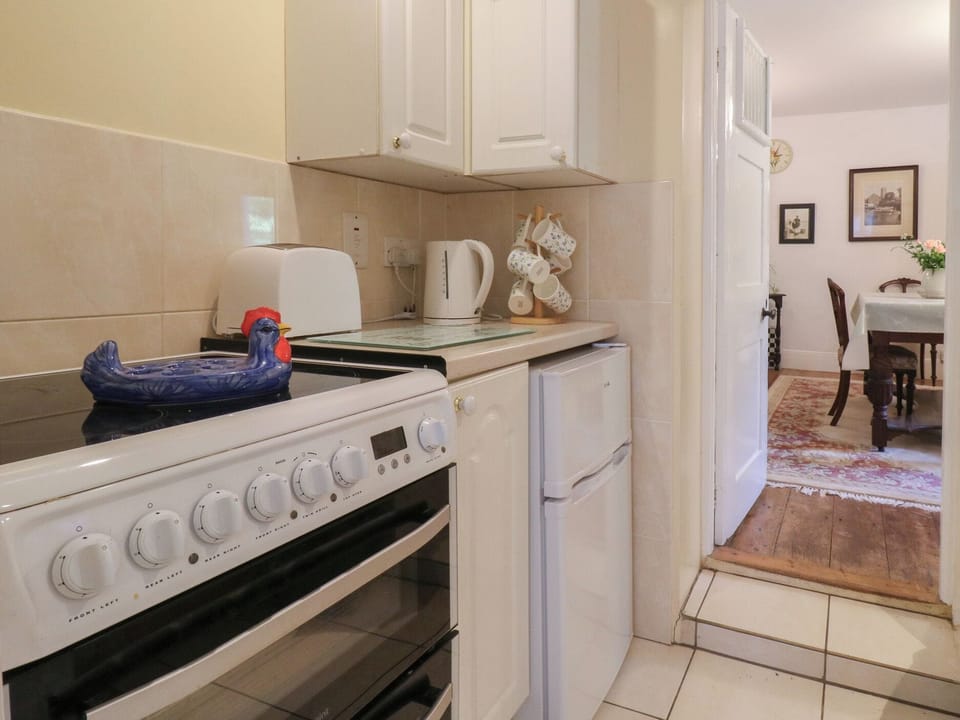 Fridge, cookware/dishes/utensils