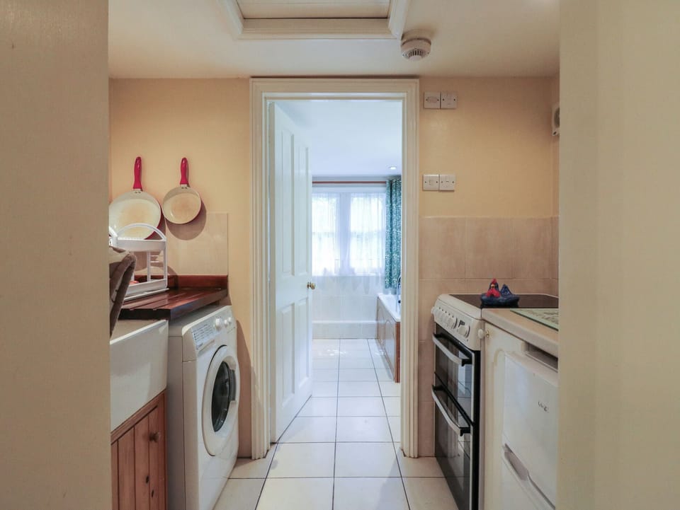 Fridge, cookware/dishes/utensils