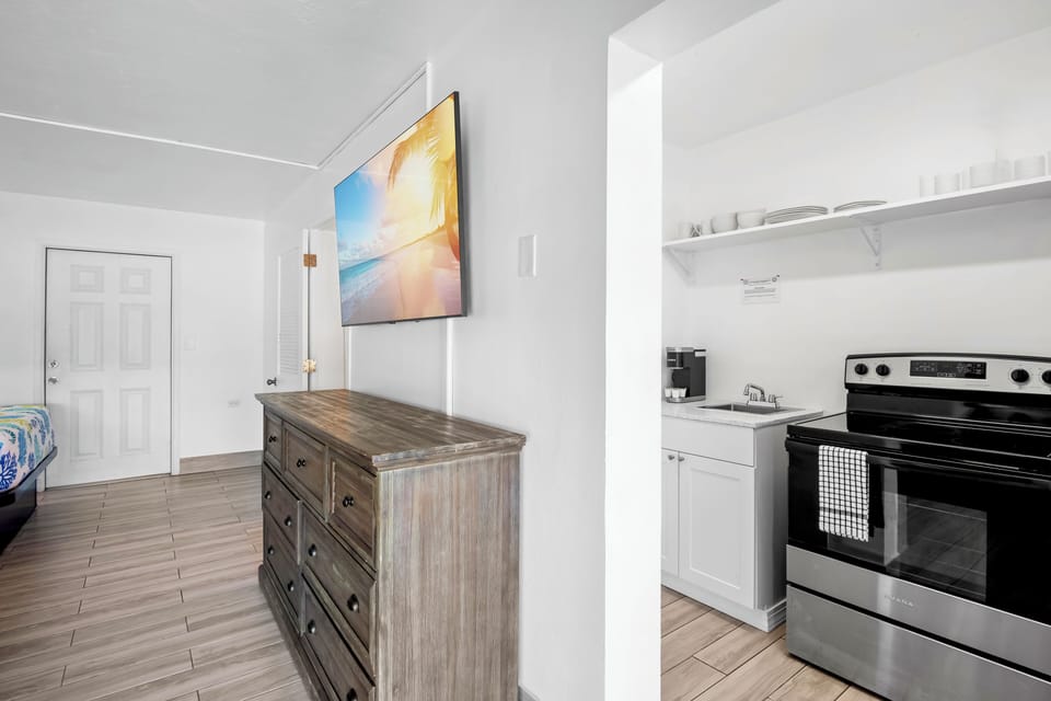 Family Studio Suite, 2 Queen Beds, Kitchen, Canal View | Private kitchen | Mini-fridge, microwave, coffee/tea maker