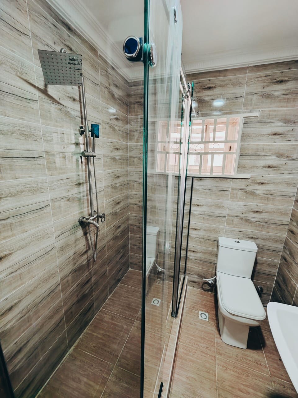 Superior Apartment | Bathroom | Shower, free toiletries, towels, soap