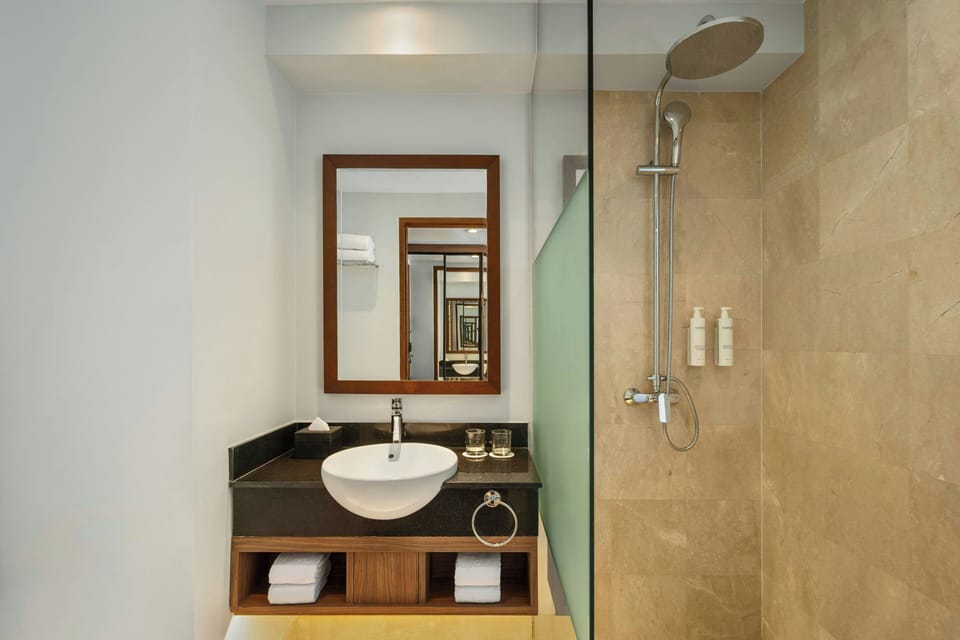 Shower, rainfall showerhead, free toiletries, hair dryer
