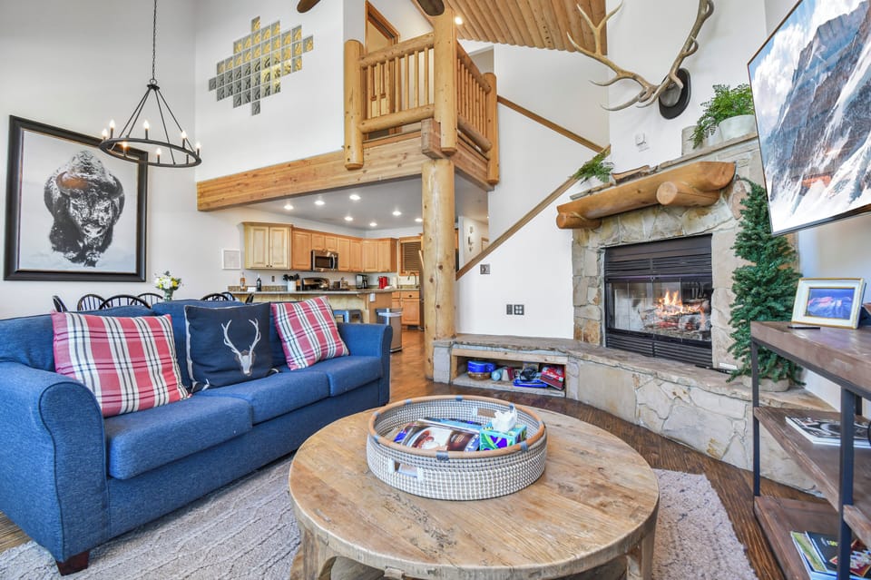 Luxury Townhome, Patio, Mountain View | Living area
