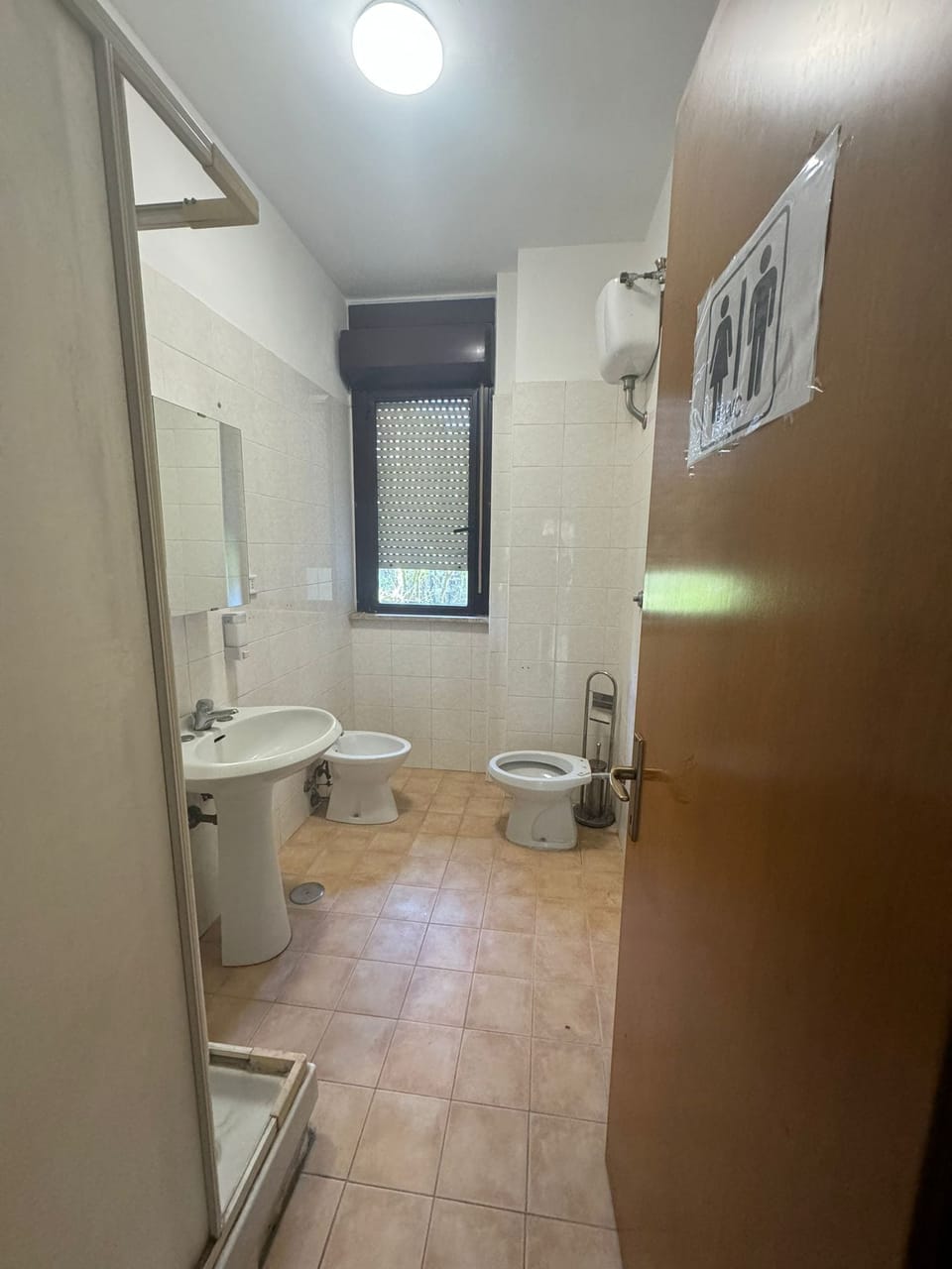 Combined shower/tub, hair dryer, toilet paper