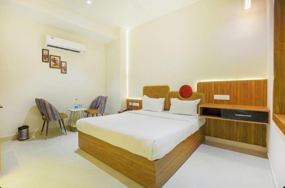 Deluxe Double Room | Iron/ironing board, free WiFi