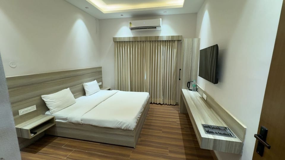 Deluxe Double Room, Garden View | Premium bedding, desk, laptop workspace, free WiFi