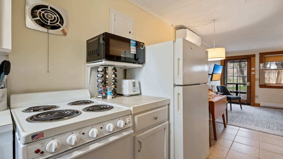 House, Multiple Beds, Patio, Garden View (Bayview Carriage House) | Private kitchen | Coffee/tea maker, fridge, microwave, oven